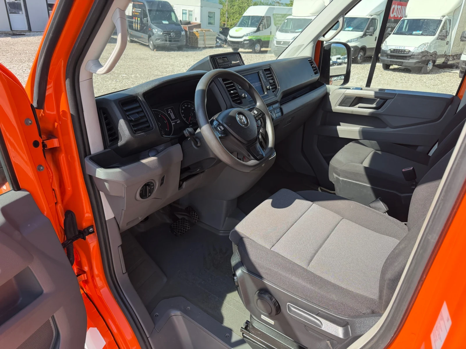 VW Crafter ТОП!FULL ЕКСТРИ!8СКОРОСТИ!256Х.КМ!EURO6Y, снимка 11 - Бусове и автобуси - 54499658