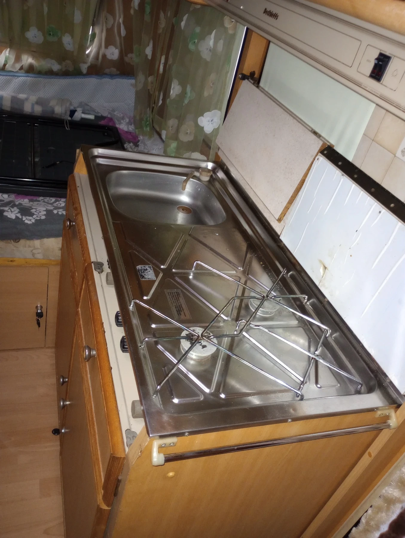 Каравана Dethleffs Deathles , снимка 10 - Каравани и кемпери - 54140111