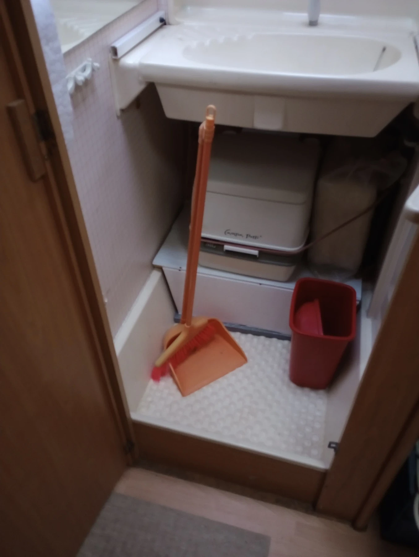 Каравана Dethleffs Deathles , снимка 12 - Каравани и кемпери - 54140111