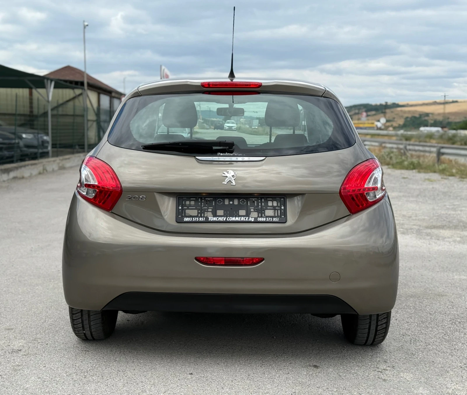 Peugeot 208 1.2i-132.000km-TOP-NEW-NAVI-TV-DVD-FULL - изображение 5
