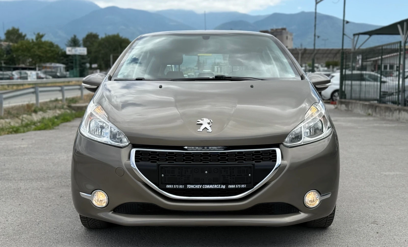 Peugeot 208 1.2i-132.000km-TOP-NEW-NAVI-TV-DVD-FULL - изображение 2