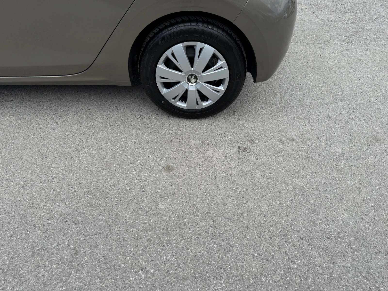 Peugeot 208 1.2i-132.000km-TOP-NEW-NAVI-TV-DVD-FULL - изображение 7
