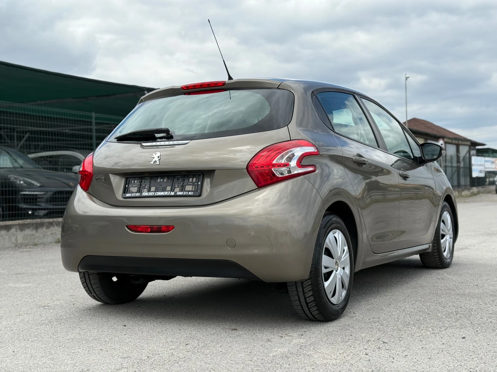 Peugeot 208 1.2i-132.000km-TOP-NEW-NAVI-TV-DVD-FULL - изображение 6