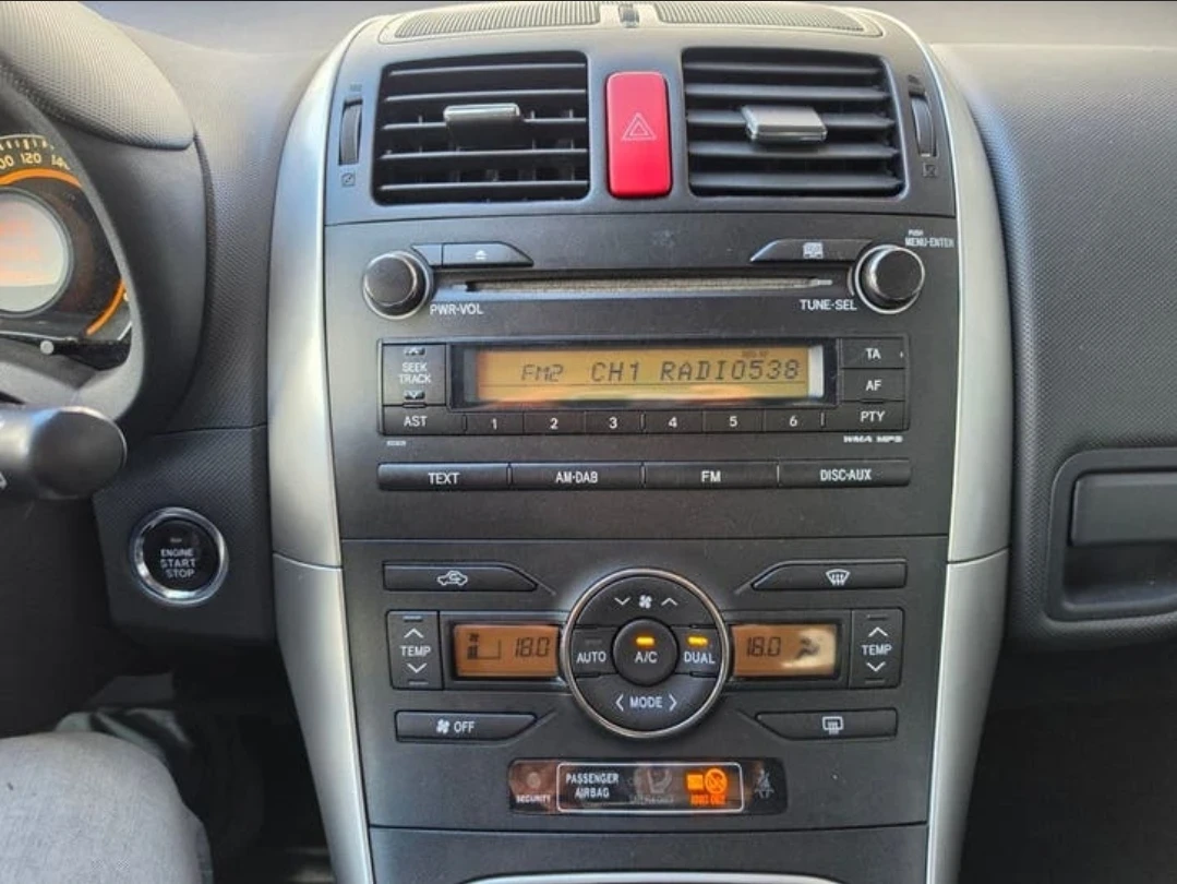Toyota Auris 1.6 бензин , безключово, климатроник, снимка 9 - Автомобили и джипове - 54918728