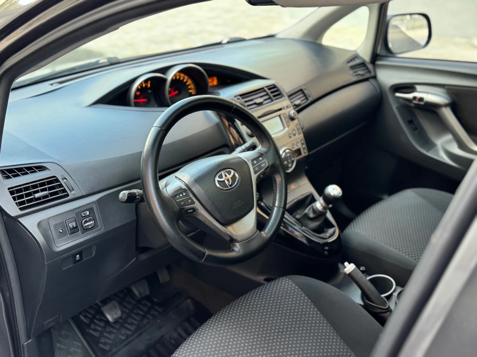 Toyota Verso 2.0 D4D/Панорама Подгрев/ Keyless, снимка 7 - Автомобили и джипове - 55447941