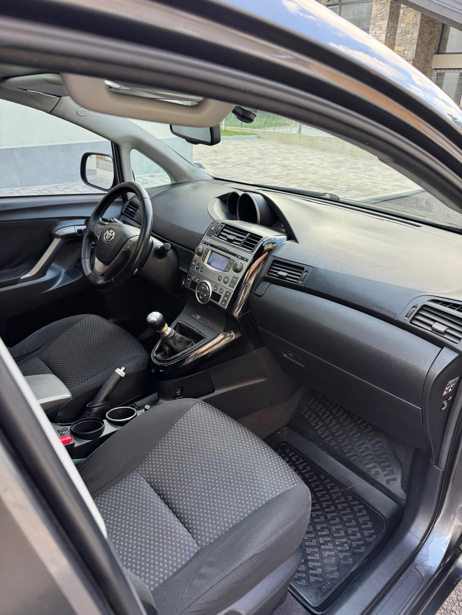 Toyota Verso 2.0 D4D/Панорама Подгрев/ Keyless, снимка 11 - Автомобили и джипове - 55447941