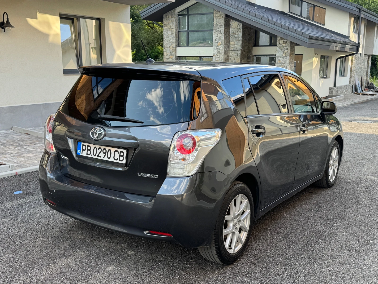 Toyota Verso 2.0 D4D/Панорама Подгрев/ Keyless, снимка 3 - Автомобили и джипове - 55447941