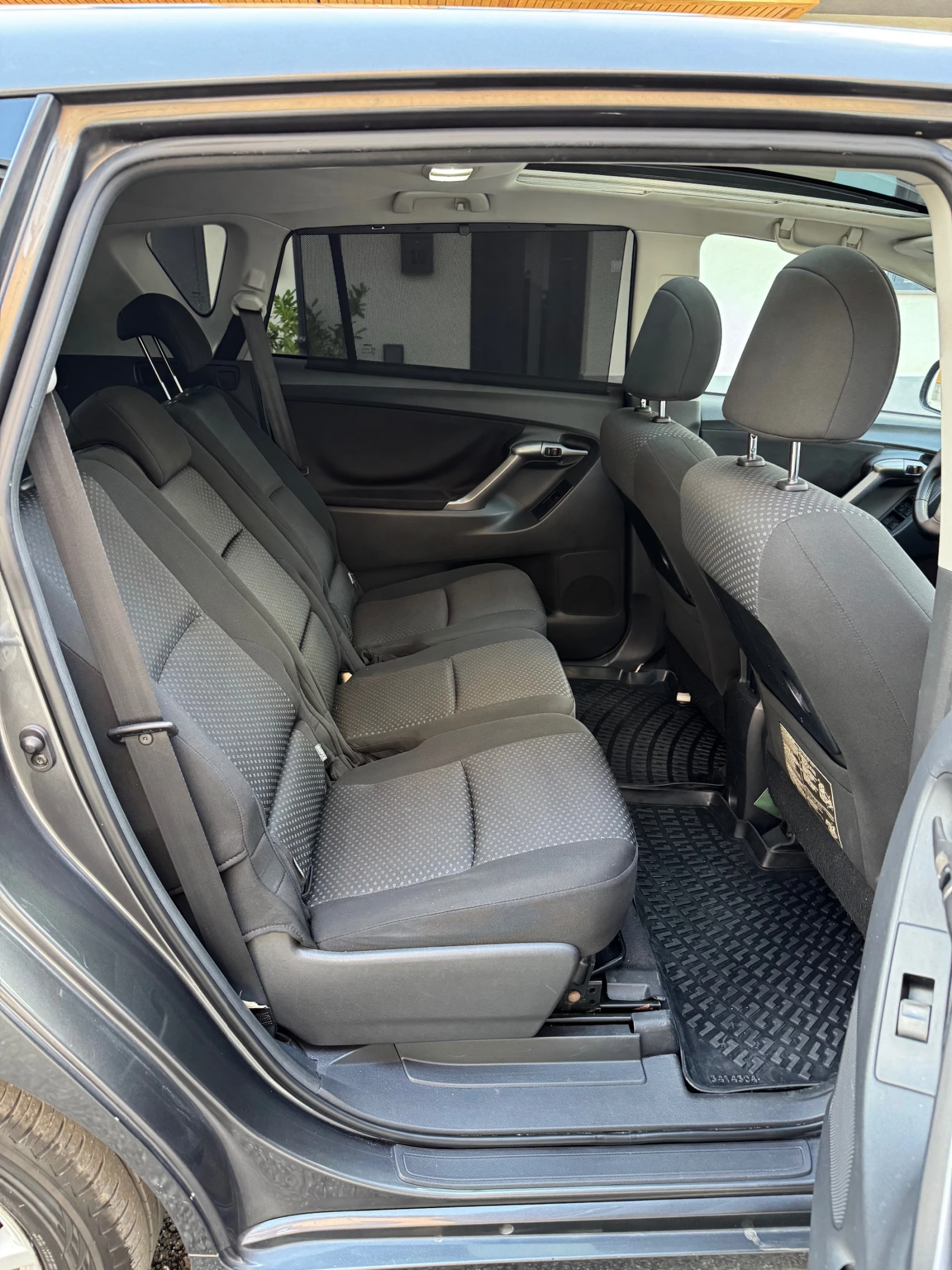 Toyota Verso 2.0 D4D/Панорама Подгрев/ Keyless, снимка 14 - Автомобили и джипове - 55447941