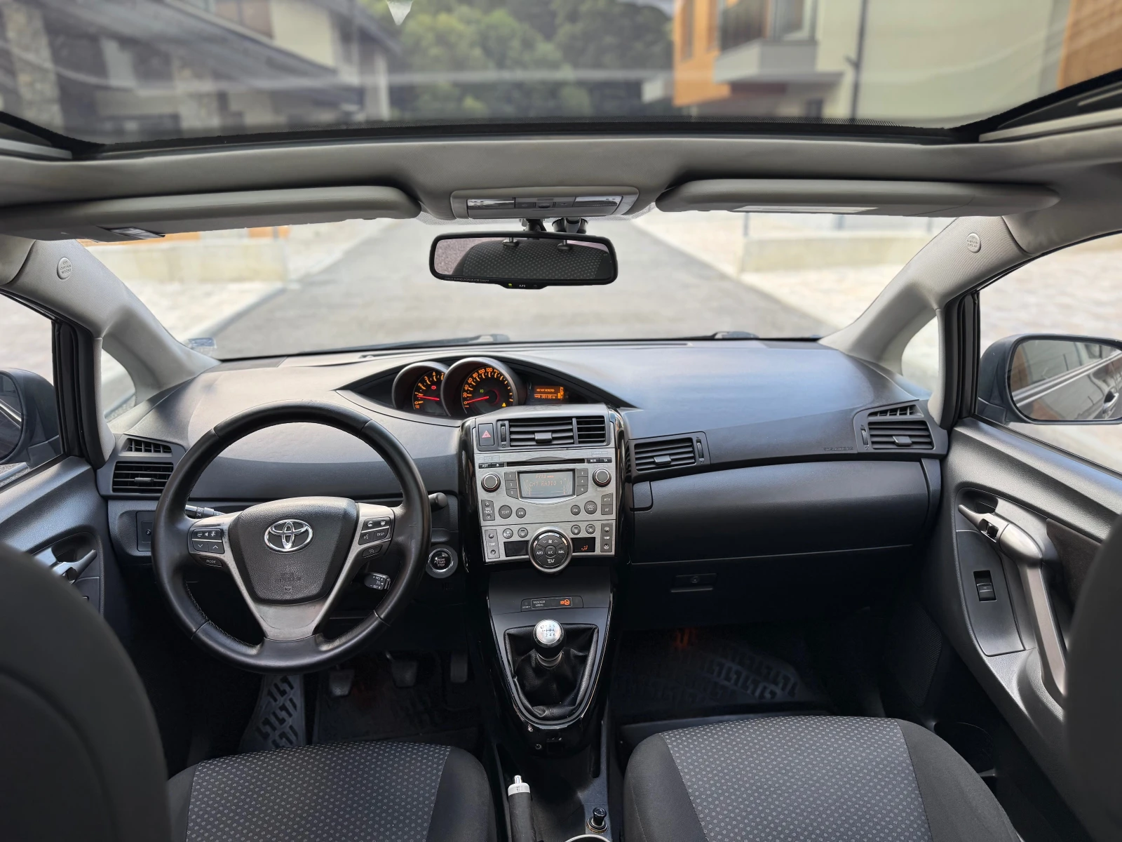 Toyota Verso 2.0 D4D/Панорама Подгрев/ Keyless, снимка 12 - Автомобили и джипове - 55447941