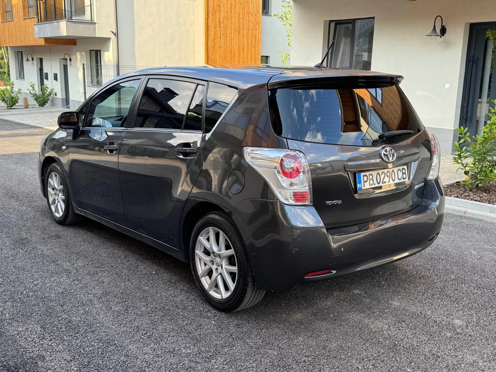 Toyota Verso 2.0 D4D/Панорама Подгрев/ Keyless, снимка 4 - Автомобили и джипове - 55447941