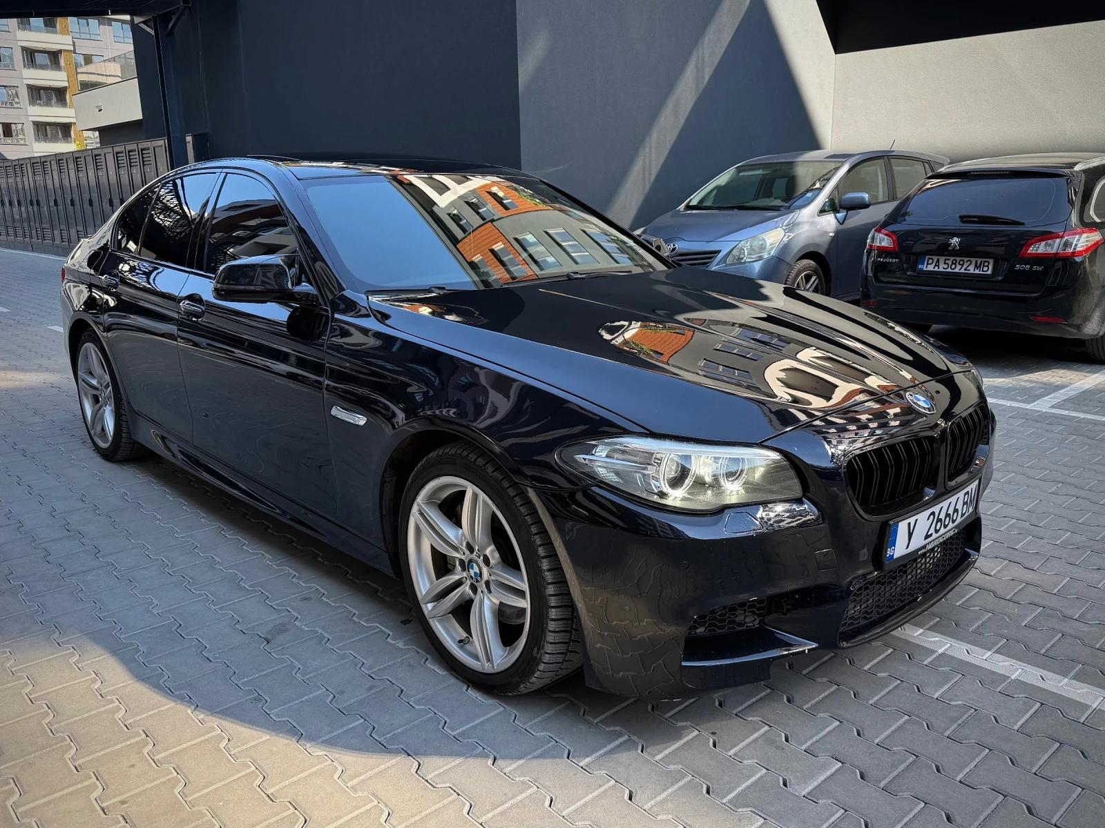 BMW 550 M5 OPTIC/ HUD/ VACUUM/ ASSISTANTS/ HARMAN, снимка 2 - Автомобили и джипове - 55629197