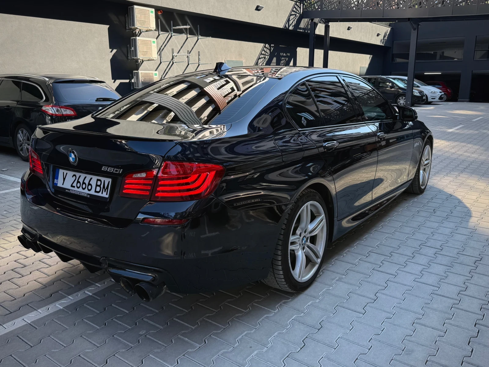 BMW 550 M5 OPTIC/ HUD/ VACUUM/ ASSISTANTS/ HARMAN, снимка 3 - Автомобили и джипове - 55629197
