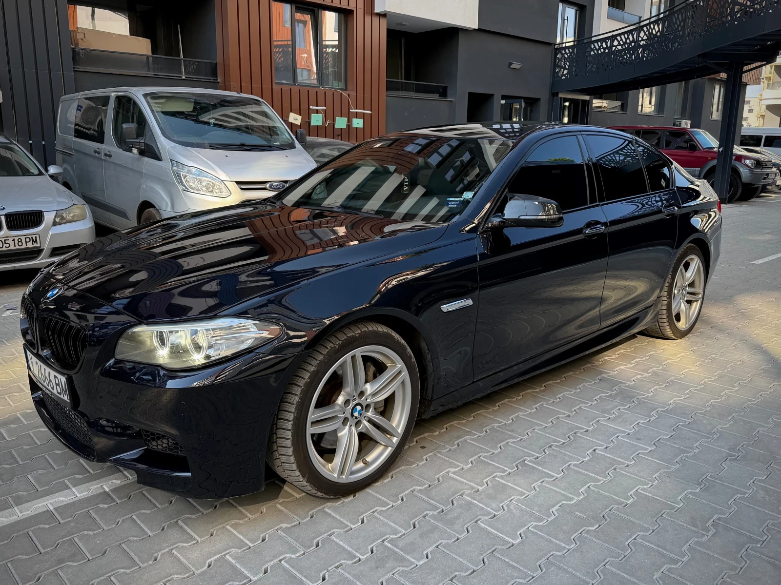 BMW 550 M5 OPTIC/ HUD/ VACUUM/ ASSISTANTS/ HARMAN, снимка 6 - Автомобили и джипове - 55629197