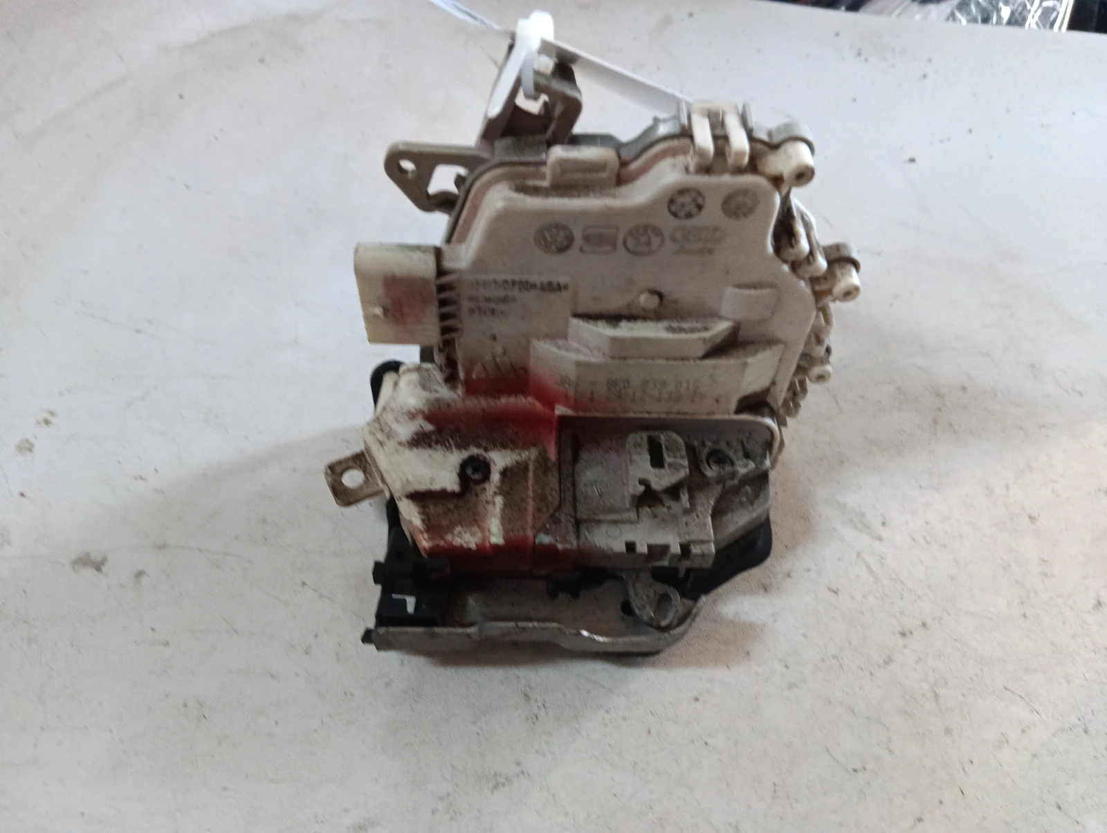 брава (задна лява) 8K0839015C Audi A4