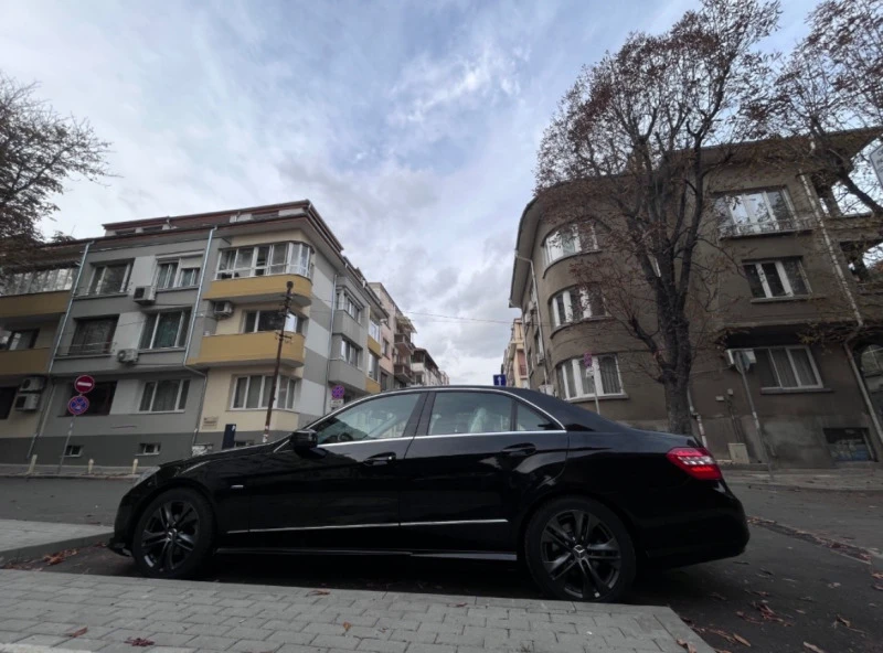 Mercedes-Benz E 220 AMG Avantgarde, снимка 2 - Автомобили и джипове - 47224341