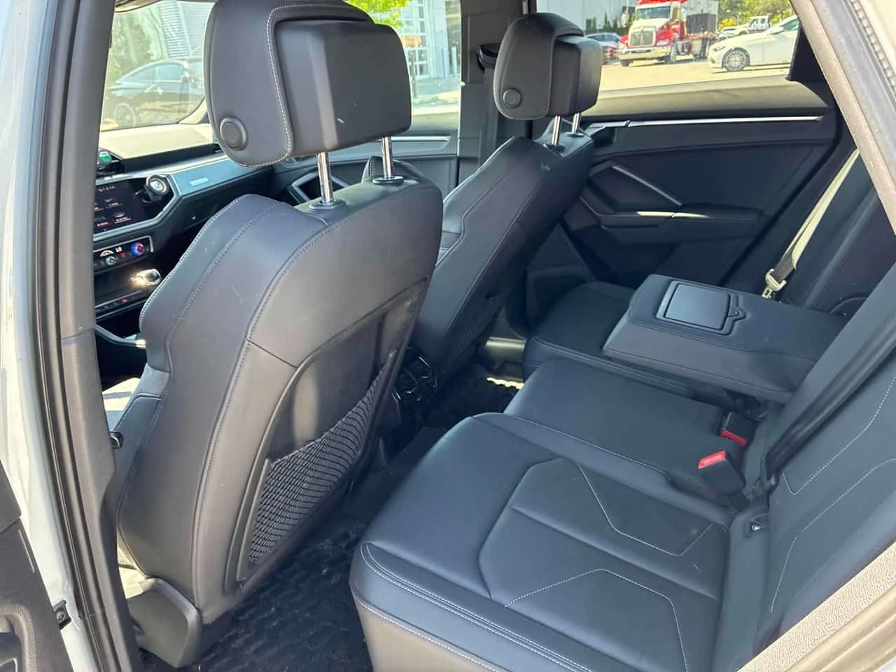 Audi Q3 Progressiv / DISTRONIC / LED / CARFAX, снимка 13 - Автомобили и джипове - 55632571