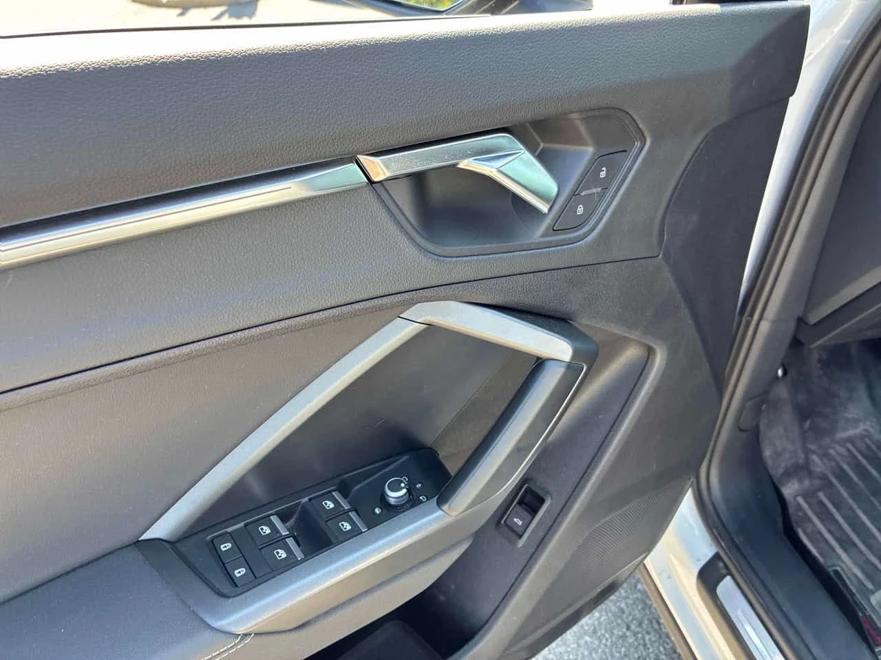 Audi Q3 Progressiv / DISTRONIC / LED / CARFAX, снимка 12 - Автомобили и джипове - 55632571
