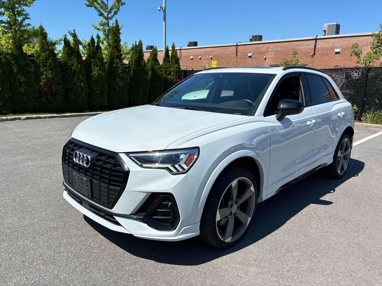 Audi Q3 Progressiv / DISTRONIC / LED / CARFAX