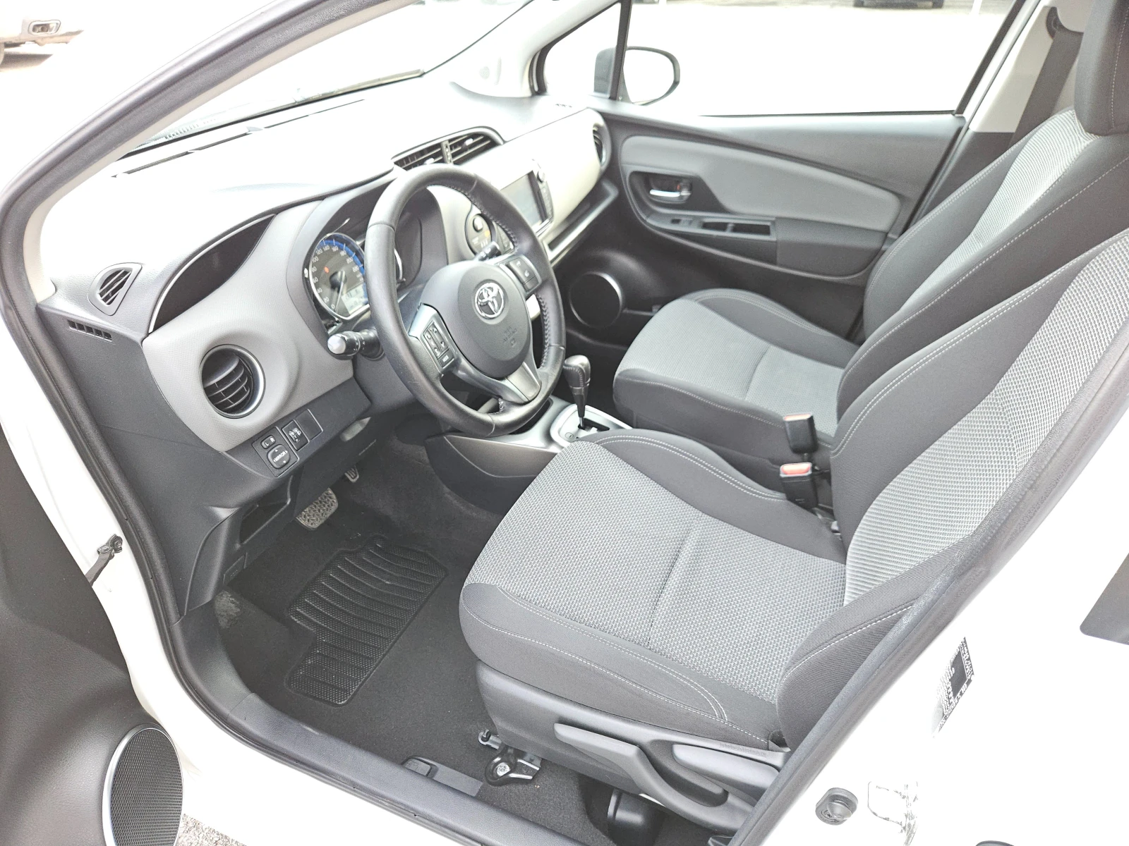 Toyota Yaris 1.5HYBRID/AVTOMAT/������/NAVI/������/EURO 6B/��� | Mobile.bg � ����������� 9