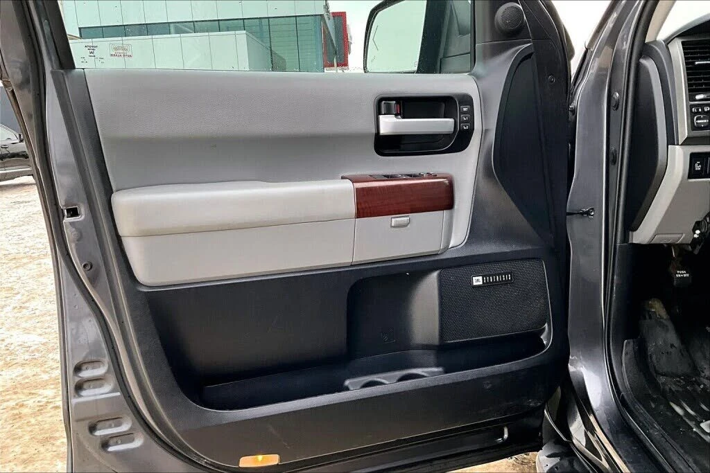 Toyota Sequoia PLATINUM* 5.7* V8* ПОДГРЕВ* КАМЕРА* КЕЙЛЕС, снимка 7 - Автомобили и джипове - 53836667