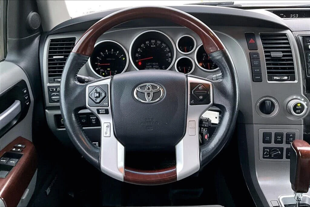 Toyota Sequoia PLATINUM* 5.7* V8* ПОДГРЕВ* КАМЕРА* КЕЙЛЕС, снимка 9 - Автомобили и джипове - 53836667