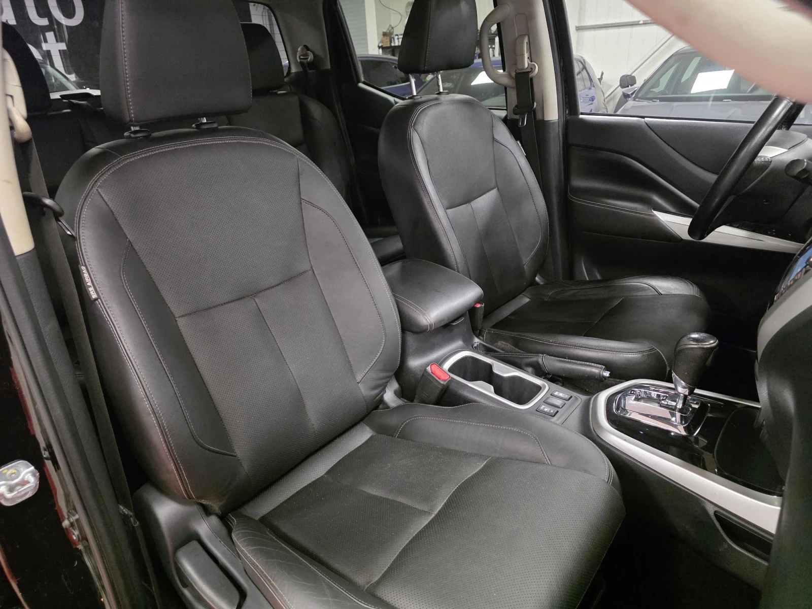 Nissan Navara NP300 | Tekna | 2.3dCi 190hp | Automatic , снимка 10 - Автомобили и джипове - 55068915