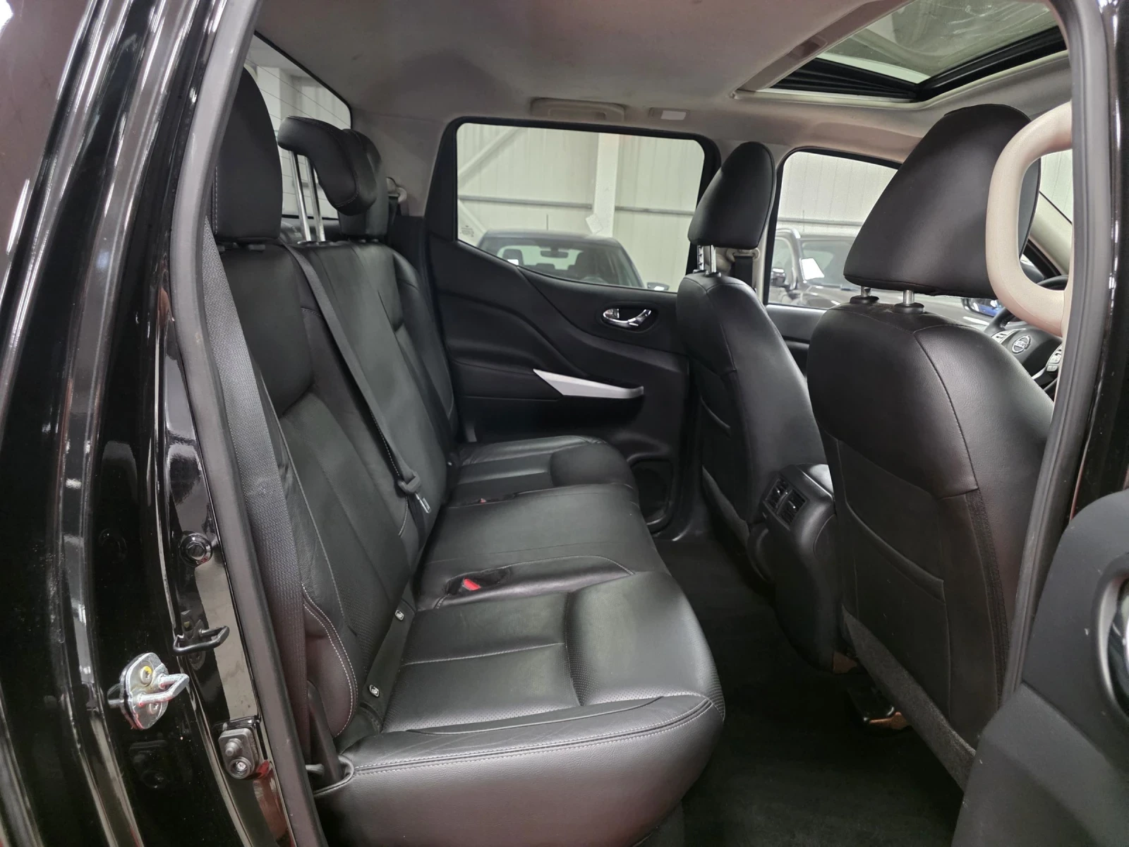 Nissan Navara NP300 | Tekna | 2.3dCi 190hp | Automatic , снимка 11 - Автомобили и джипове - 55068915