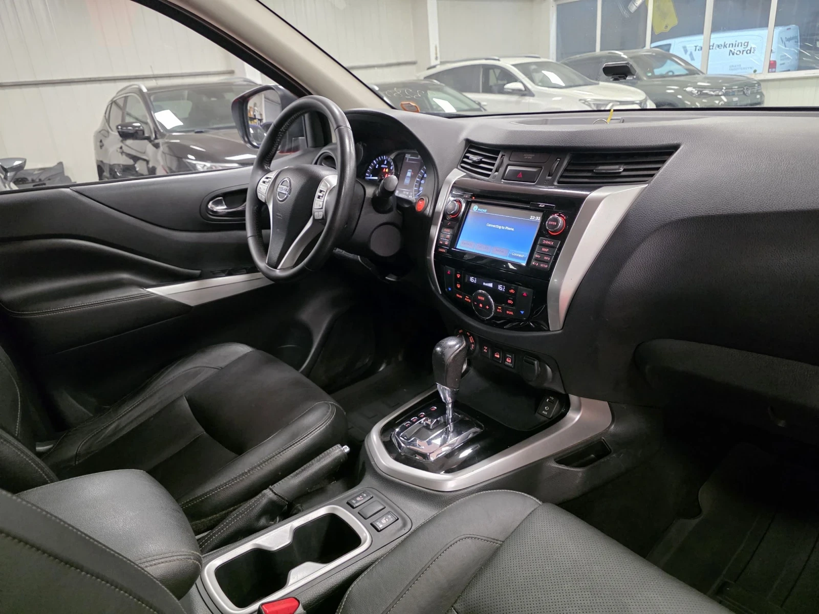 Nissan Navara NP300 | Tekna | 2.3dCi 190hp | Automatic , снимка 9 - Автомобили и джипове - 55068915