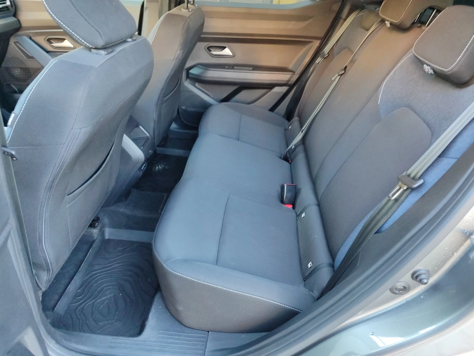 Dacia Duster Duster 1.6 Full Hybrid, снимка 12 - Автомобили и джипове - 56113540