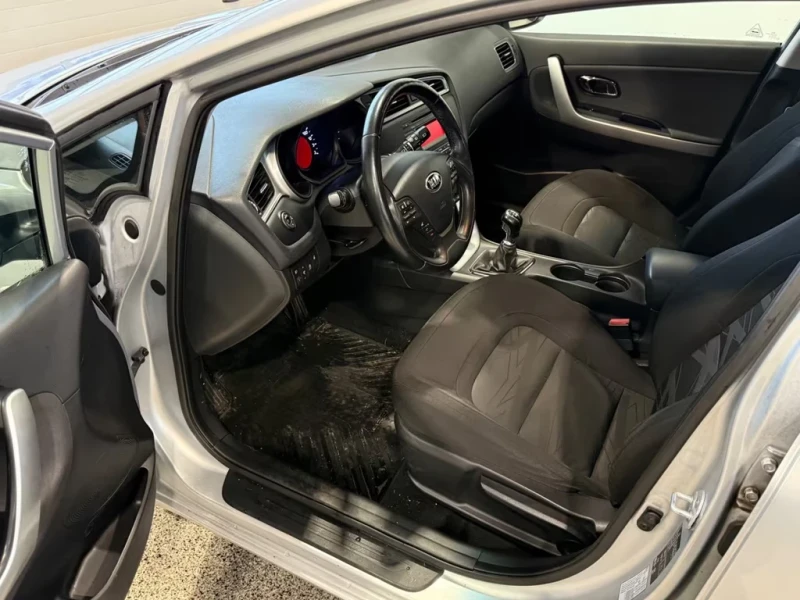 Kia Ceed 1.6 CRDi 136ps Edition 7 Euro6, снимка 11 - Автомобили и джипове - 53092337