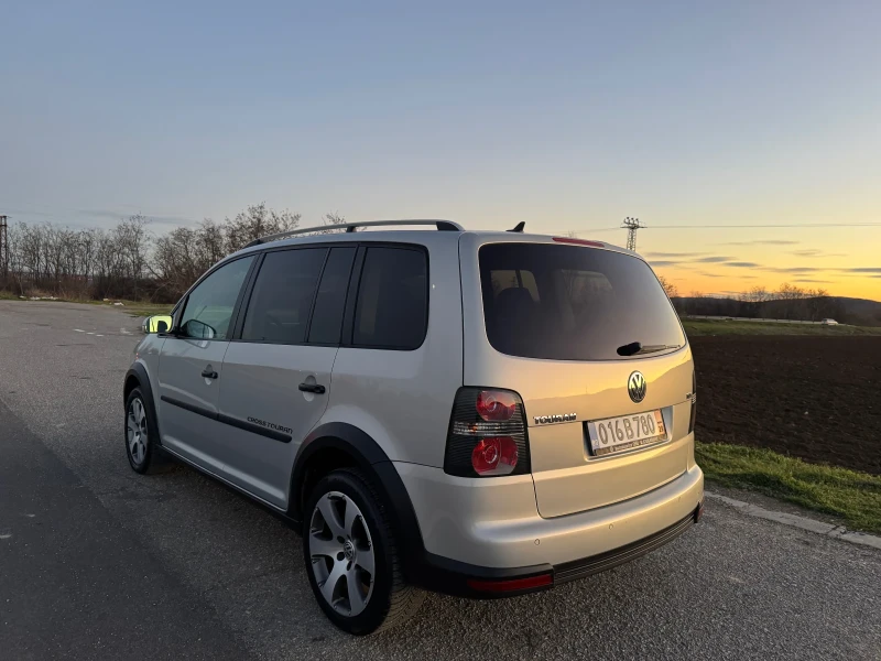 VW Touran Cross 1.9 7местен, снимка 5 - Автомобили и джипове - 53330228
