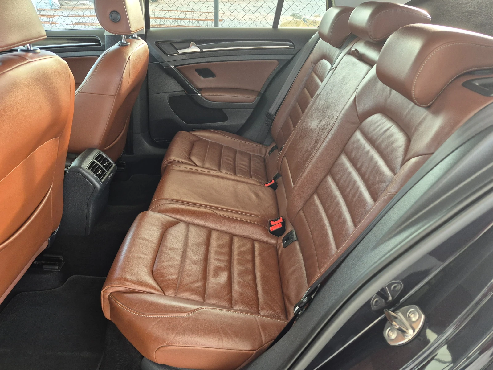 VW Golf 1.6  TDI, снимка 14 - Автомобили и джипове - 53892237