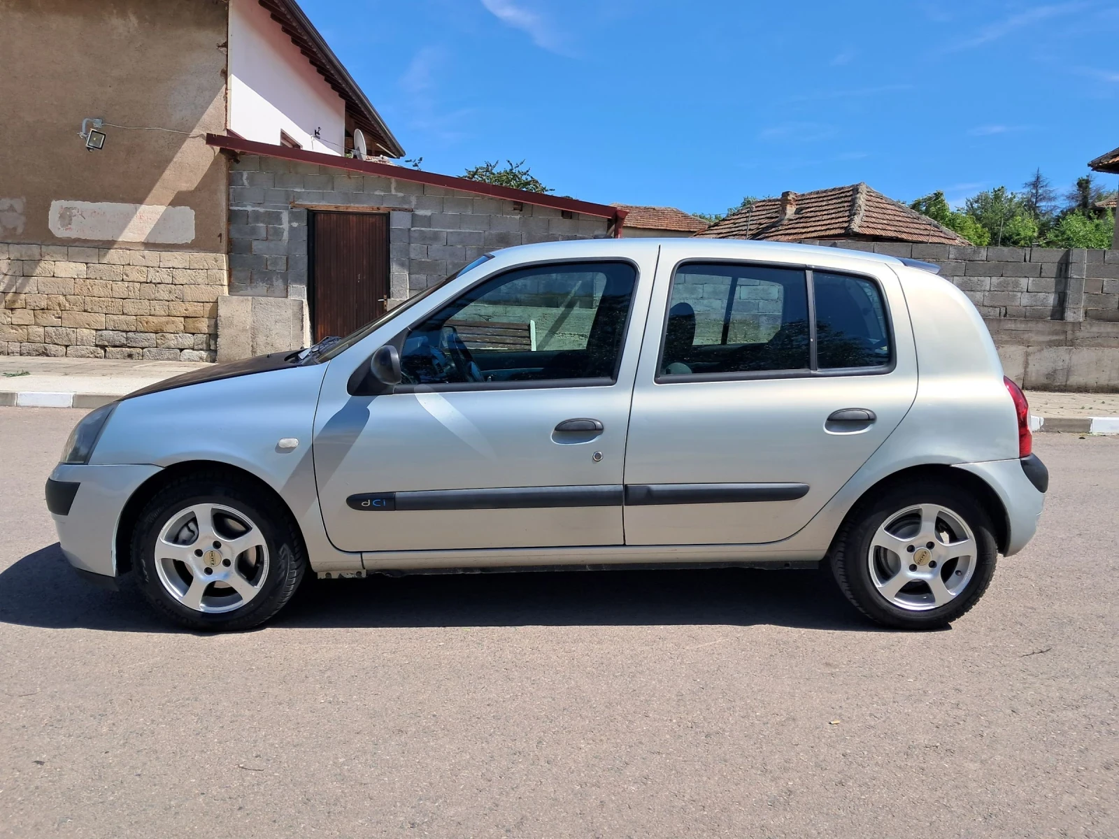 Renault Clio 1.5dci климатик, снимка 2 - Автомобили и джипове - 54720545