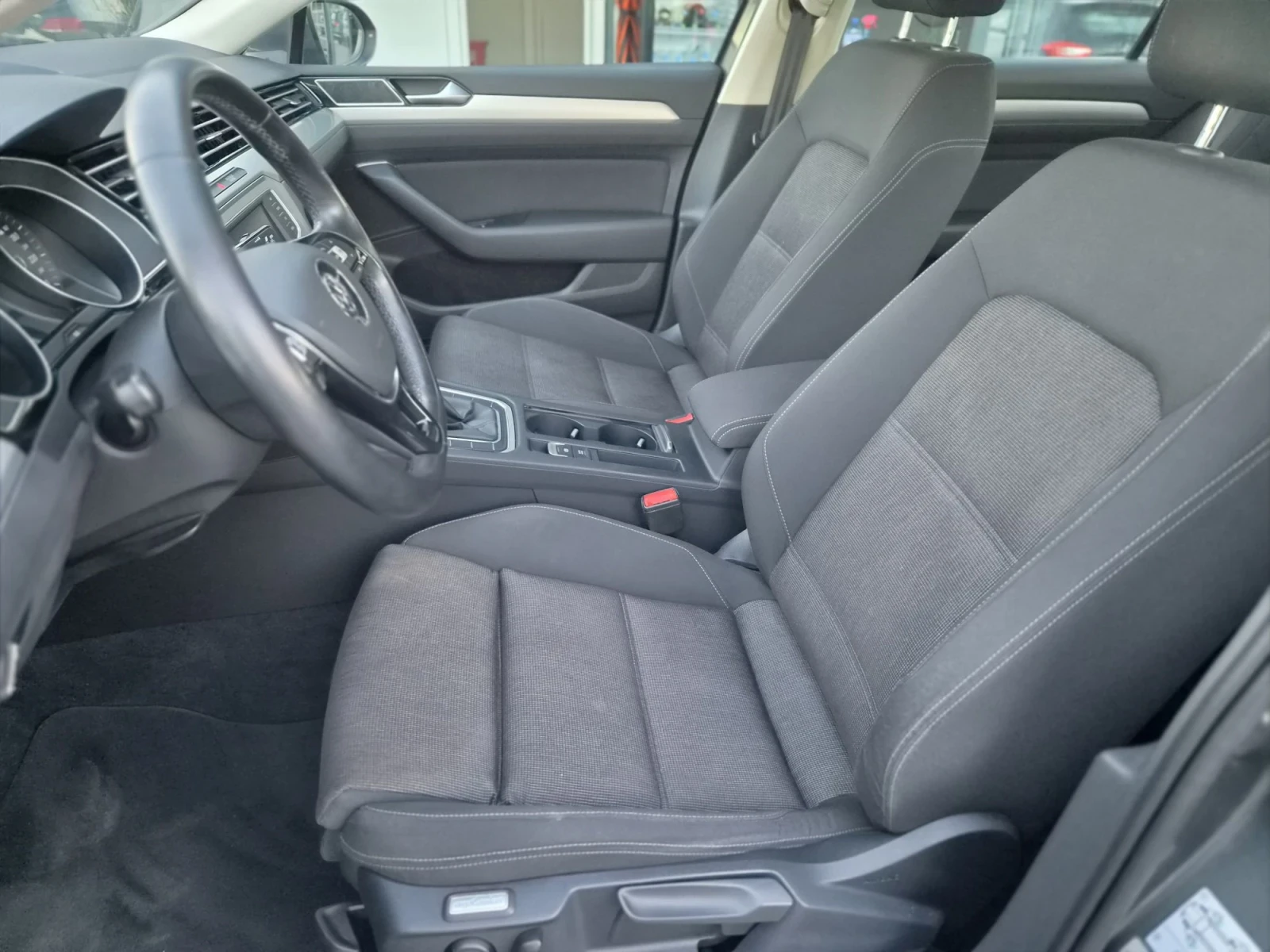 VW Passat 1.5TSI KLIMA EURO6, снимка 15 - Автомобили и джипове - 56230209