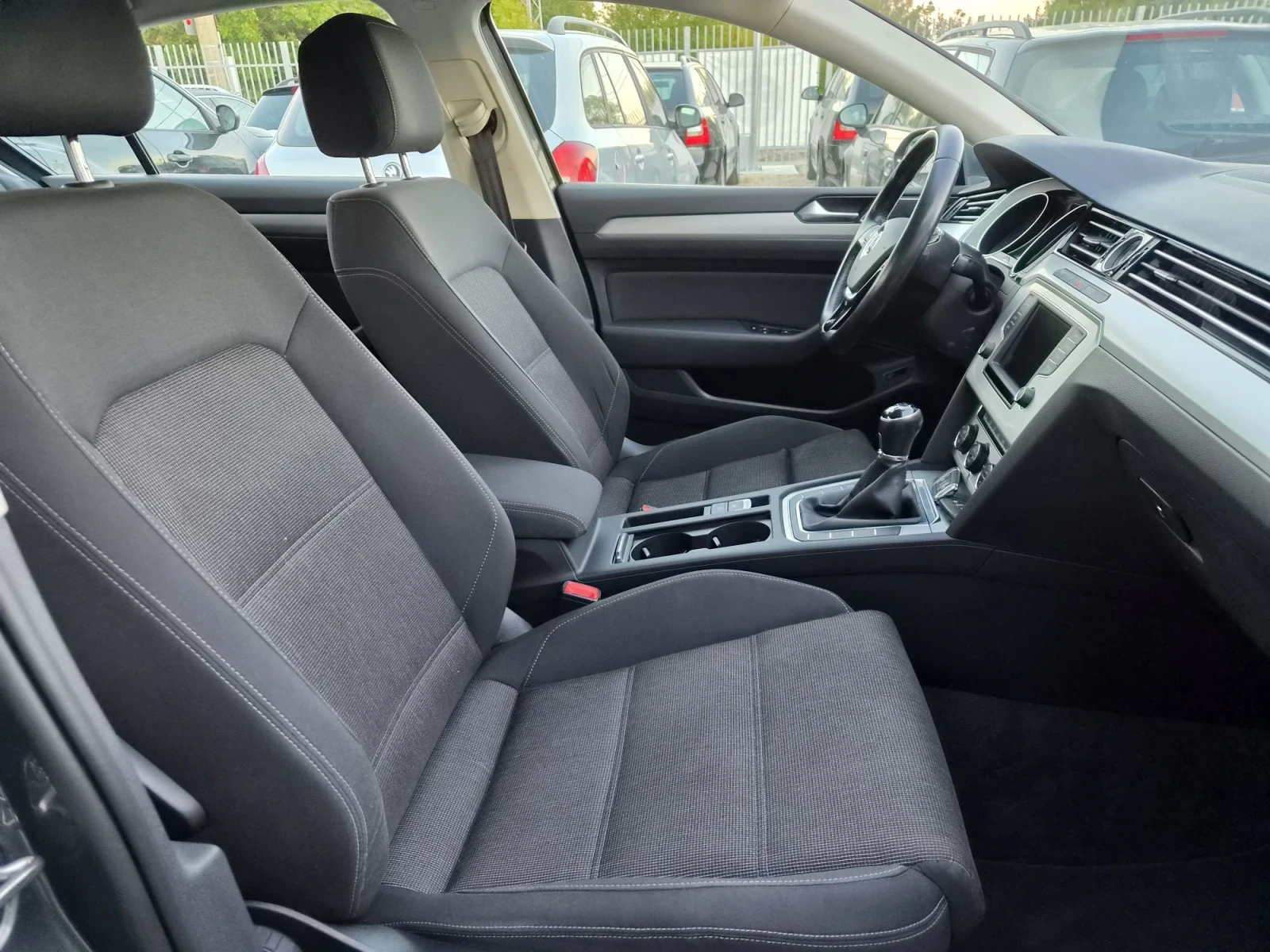 VW Passat 1.5TSI KLIMA EURO6, снимка 14 - Автомобили и джипове - 56230209