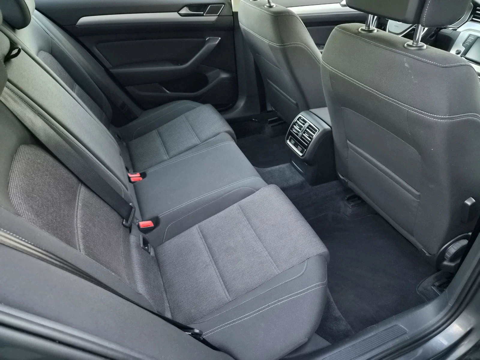 VW Passat 1.5TSI KLIMA EURO6, снимка 11 - Автомобили и джипове - 56230209
