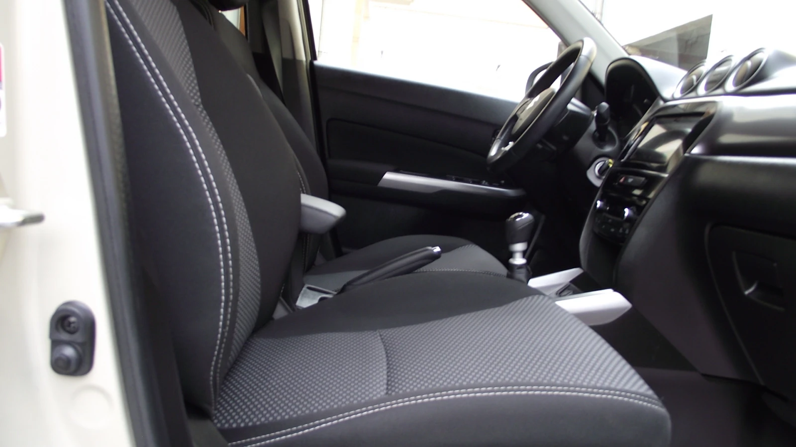 Suzuki Vitara 1.4.i.129.к.с.39000.км.НОВА, снимка 14 - Автомобили и джипове - 56039279