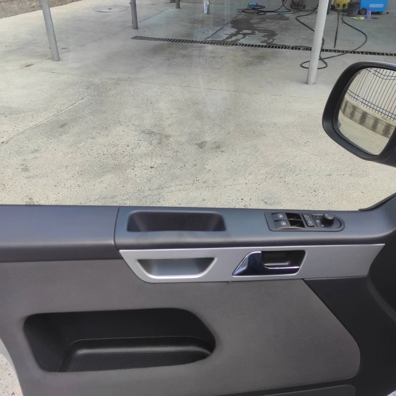 VW Multivan TDI 4X4, снимка 17 - Бусове и автобуси - 52921399