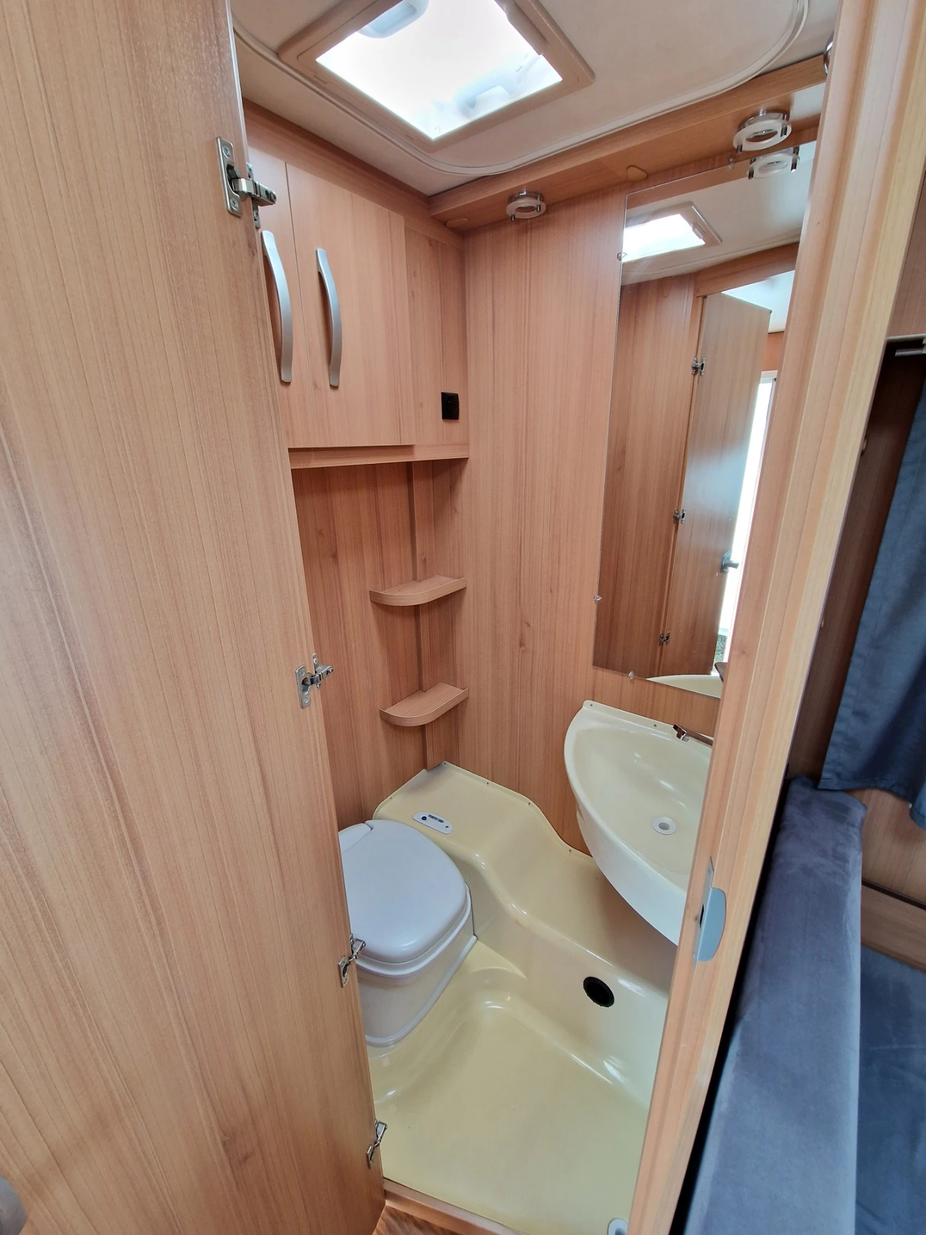 Каравана TEC Travelbird 490GK, снимка 15 - Каравани и кемпери - 54597402