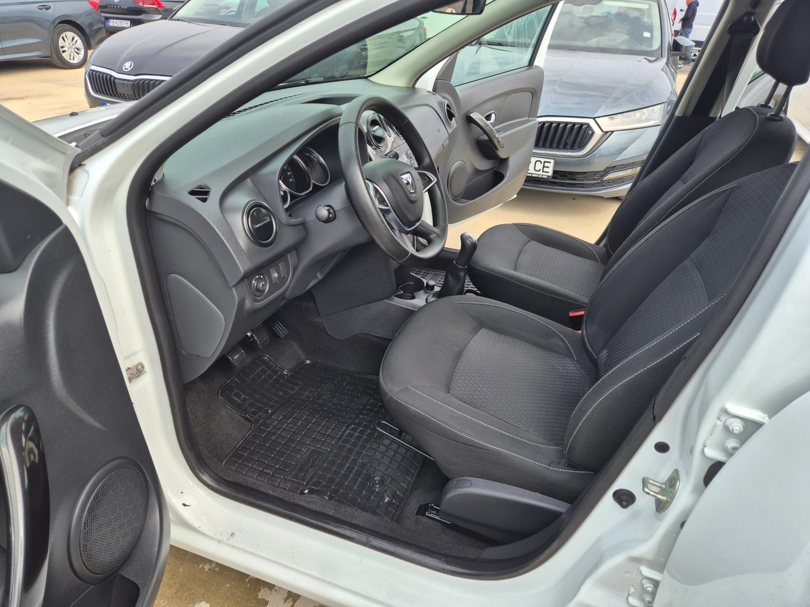 Dacia Logan 1.5 DCI, снимка 13 - Автомобили и джипове - 53985156