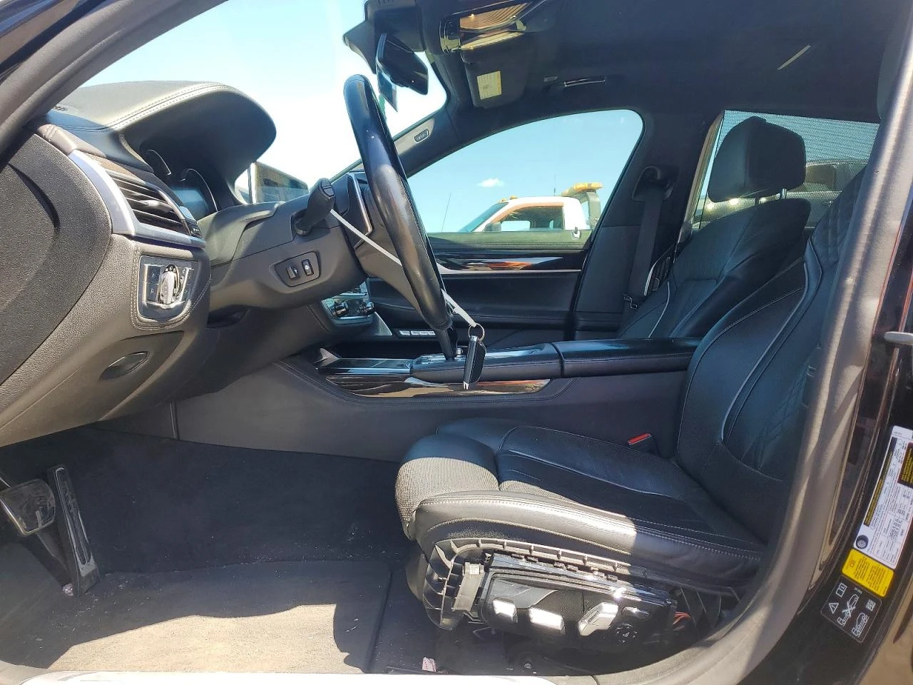BMW 750 XI* M SPORT* ДИСТРОНИК* HUD* ОБДУХ, снимка 7 - Автомобили и джипове - 54701847