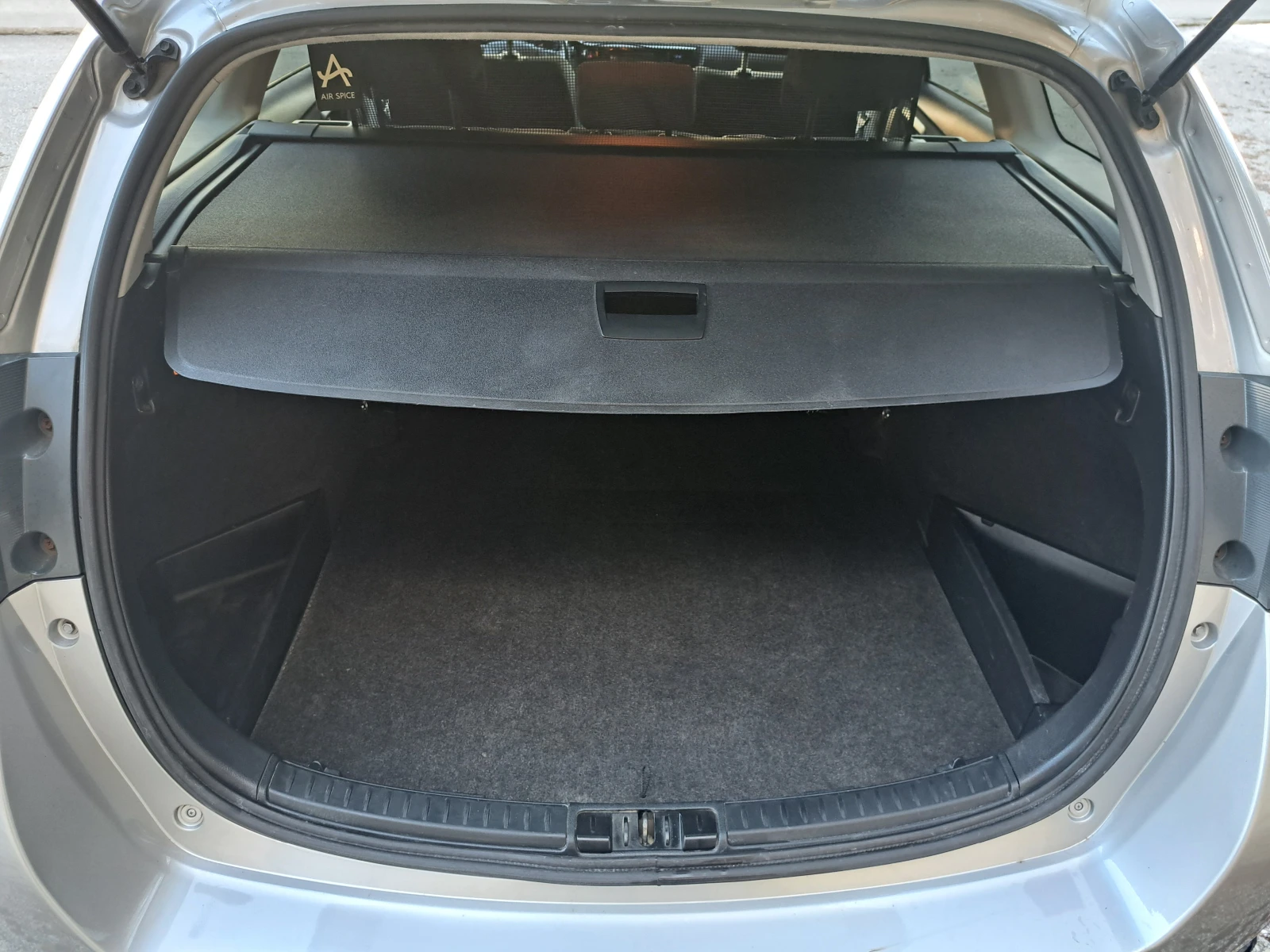 Toyota Auris 1.6D4D Facelift* КАТО НОВА, снимка 15 - Автомобили и джипове - 54995346