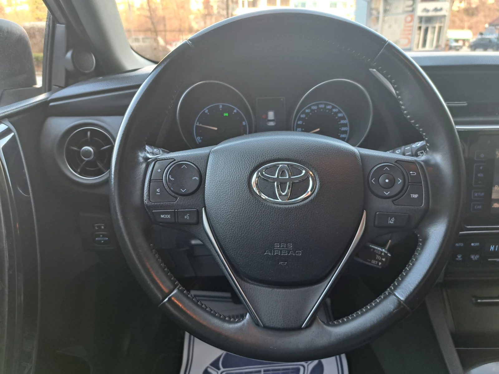 Toyota Auris 1.6D4D Facelift* КАТО НОВА, снимка 13 - Автомобили и джипове - 54995346