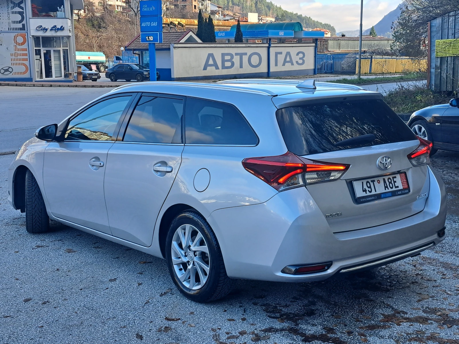 Toyota Auris 1.6D4D Facelift* КАТО НОВА, снимка 6 - Автомобили и джипове - 54995346