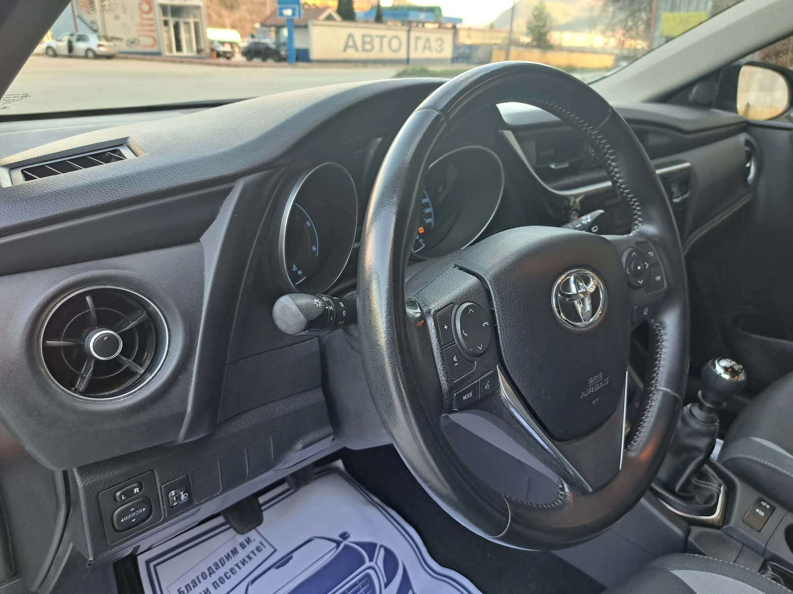 Toyota Auris 1.6D4D Facelift* КАТО НОВА, снимка 9 - Автомобили и джипове - 54995346