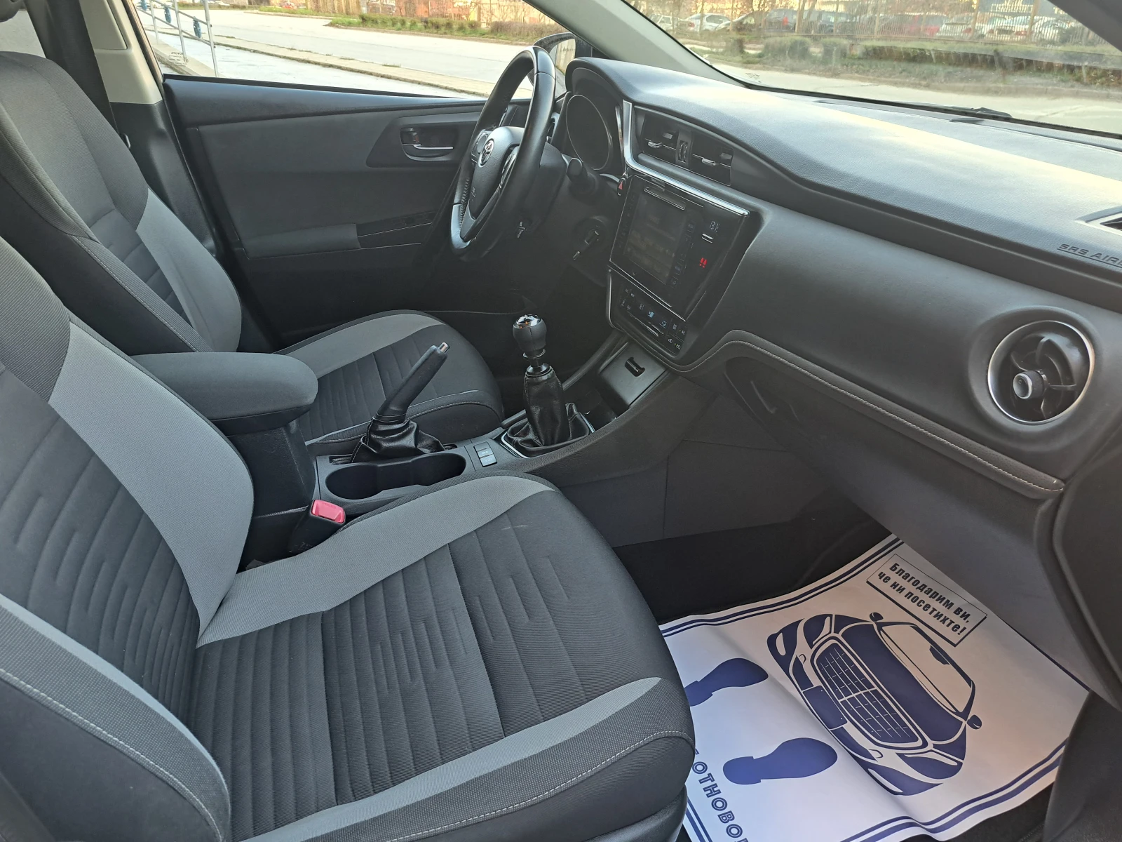 Toyota Auris 1.6D4D Facelift* КАТО НОВА, снимка 14 - Автомобили и джипове - 54995346