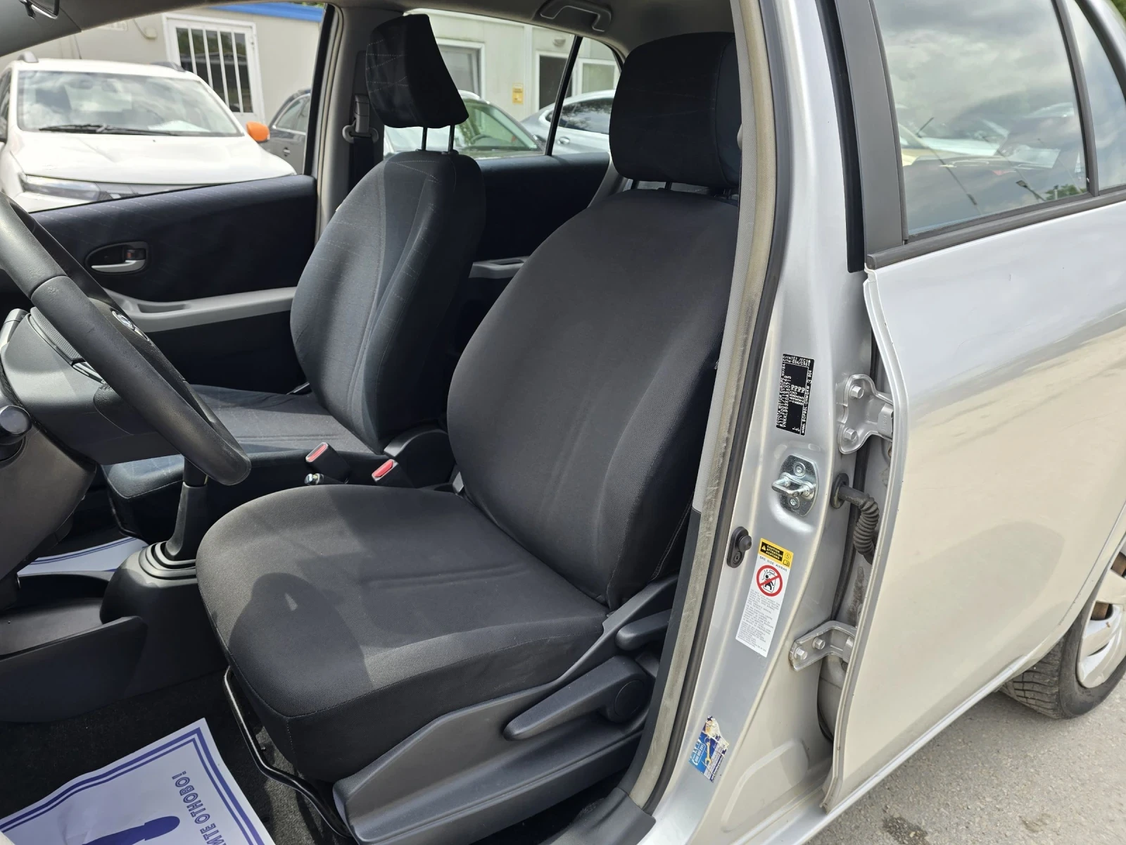 Toyota Yaris 1.3i 87к.с Климатик , снимка 9 - Автомобили и джипове - 55011865