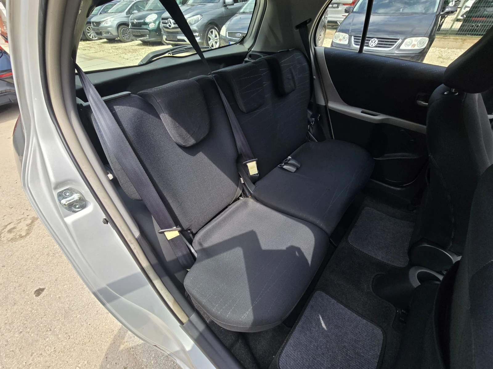 Toyota Yaris 1.3i 87к.с Климатик , снимка 14 - Автомобили и джипове - 55011865