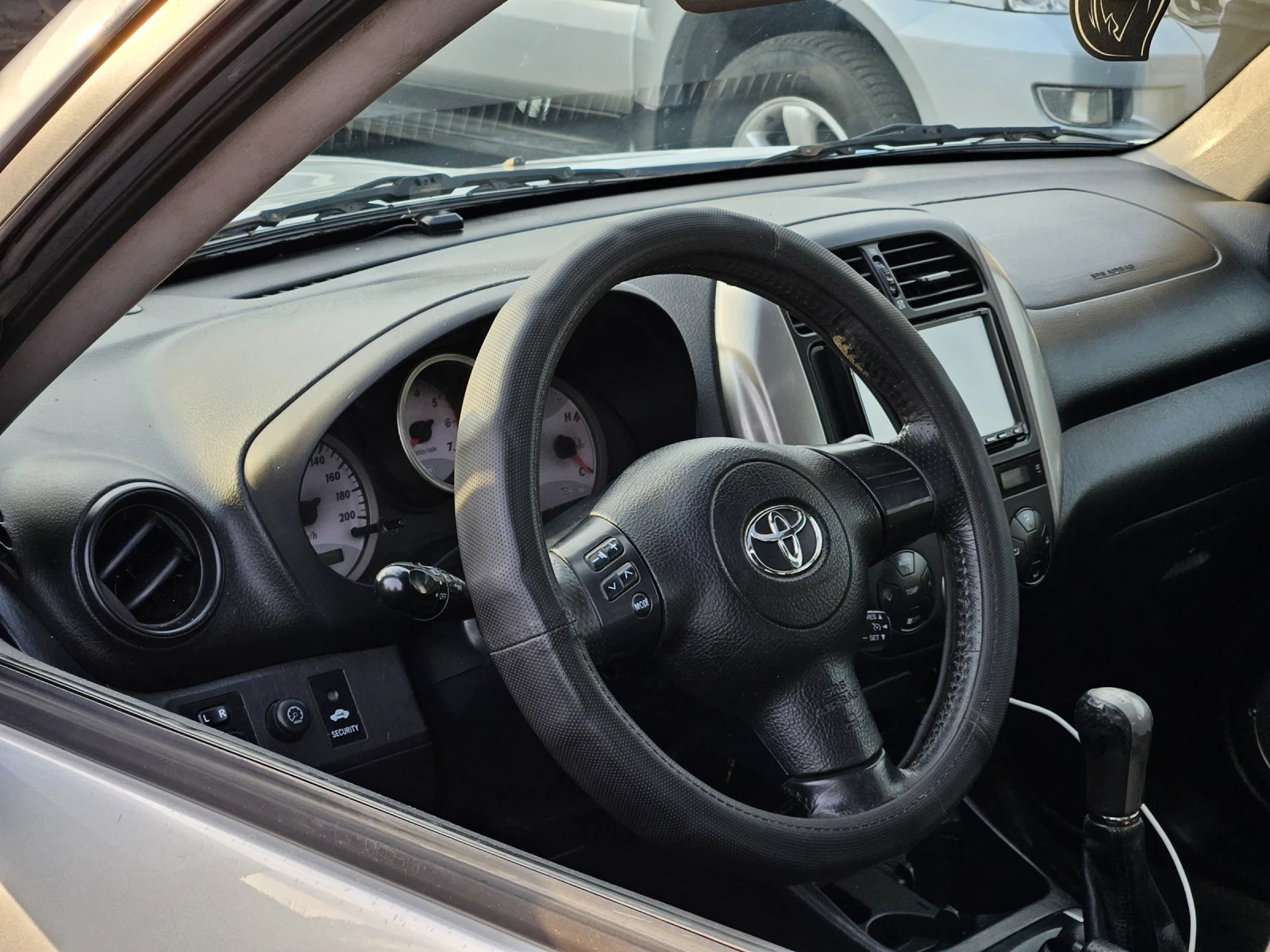 Toyota Rav4 2.0 D4D НАВИ. ТЕГЛИЧ КОЖА СТЪКЛЕН ТАВАН - изображение 7