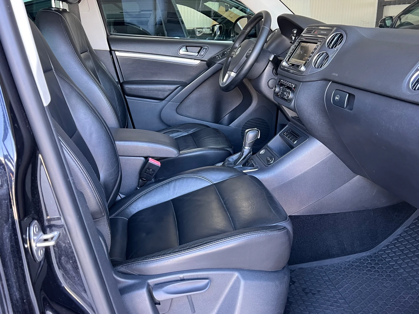 VW Tiguan 2.0TDI, 4-MOTION, NAVI+ CAMERA, PANO, KEY-GO, LED,, снимка 11 - Автомобили и джипове - 53784180